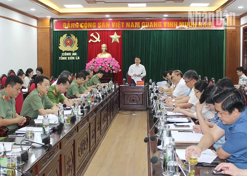 Tổ công tác 1457 của Ủy ban nhân dân tỉnh Sơn La làm việc với công an tỉnh Sơn La. 