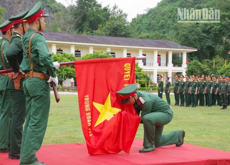 Chiến sĩ mới thực hiện nghi thức tuyên thệ tại buổi lễ. 