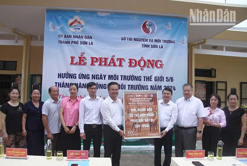 Lãnh đạo Ủy ban nhân dân tỉnh, Sở Tài nguyên và Môi trường trao tặng poster tuyên truyền Ngày môi trường thế giới cho lãnh đạo Ủy ban nhân dân thành phố Sơn La.