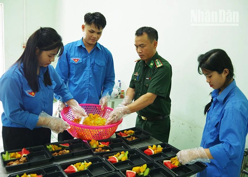 Các lực lượng nấu ăn trưa hỗ trợ thí sinh tại Đồn Biên phòng Cửa khẩu Chiềng Khương, huyện biên giới Sông Mã.