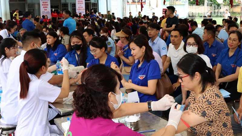 Có 978 đoàn viên, thanh niên, công chức, viên chức, cán bộ, chiến sĩ và nhân dân đăng ký hiến máu tình nguyện.