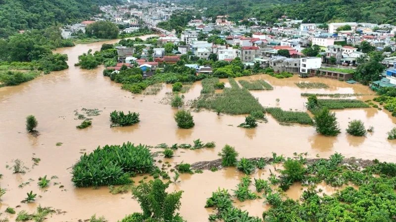 Mưa lớn kéo dài đã gây ngập úng khu vực thị trấn Hát Lót. Huyện Mai Sơn đã phải di dời nhiều hộ dân tại các xã, thị trấn.