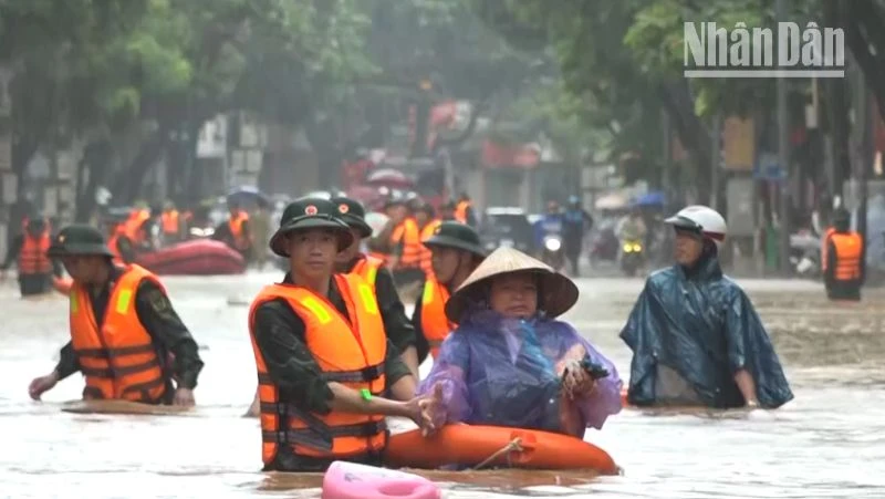 Tỉnh Sơn La đã huy động hàng trăm cán bộ, chiến sĩ các lực lượng tham gia hỗ trợ, giúp người dân khu vực bị ngập úng. 