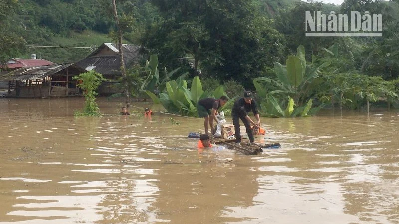 Các lực lượng hỗ trợ người dân khu vực ngập úng tại bản Phứa Cón, phường Chiềng An, thành phố Sơn La di chuyển tài sản đến nơi an toàn.