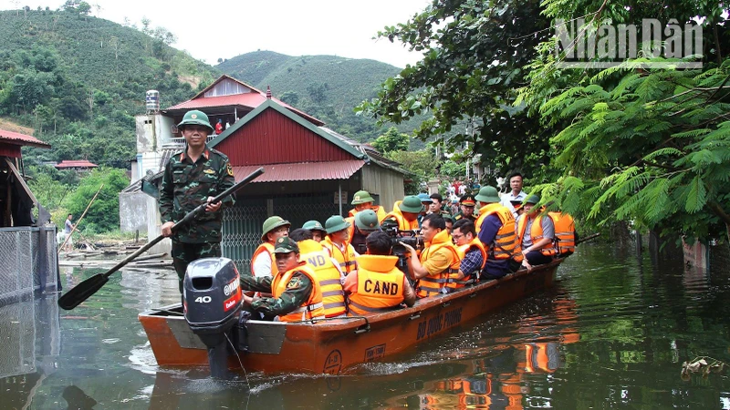 Đồng chí Phó Thủ tướng và đoàn công tác kiểm tra tình hình ngập úng tại bản Phiêng Nghè, xã Chiềng Đen, thành phố Sơn La.