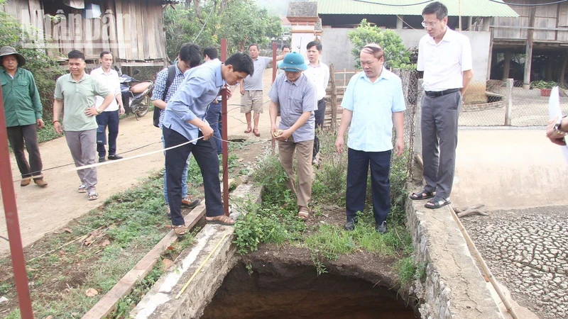 Hiện tượng sụt lún và sau đó xuất hiện các hố lớn bắt đầu từ tháng 10/2023.