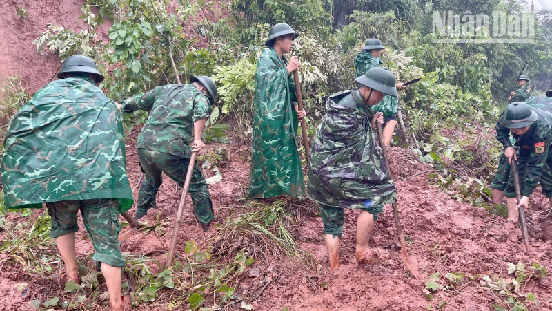 Cán bộ, chiến sĩ Đồn Biên phòng Chiềng Sơn, Mộc Châu, dọn dẹp bùn đất do sạt lở trên tuyến tỉnh lộ 102.