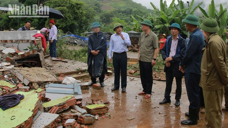 Đồng chí Nguyễn Quốc Trị, Thứ trưởng Nông nghiệp và Phát triển nông thôn kiểm tra tình hình khắc phục thiên tai tại xã Hua Păng, huyện Mộc Châu. 