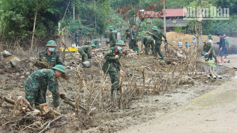 Ban Chỉ huy Quân sự thành phố Sơn La đã huy động hơn 50 cán bộ, chiến sĩ tham gia cùng các lực lượng giúp bản Phiêng Nghè.