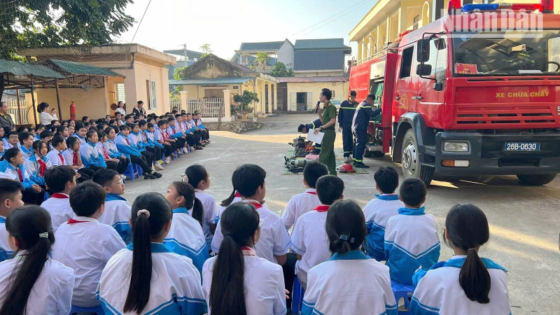 Học sinh tại các trường học rất hào hứng khi được tham gia trải nghiệm công tác phòng cháy, chữa cháy.