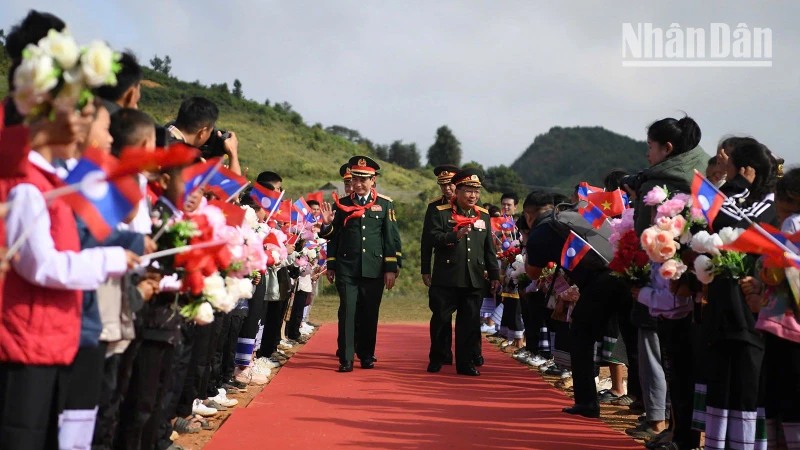 Đại tướng Phan Văn Giang, Ủy viên Bộ Chính trị, Phó Bí thư Quân ủy Trung ương, Bộ trưởng Quốc phòng Việt Nam và Đại tướng Chansamone Chanyalath, Phó Thủ tướng Chính phủ, Bộ trưởng Quốc phòng Lào trong cuộc gặp mặt giao lưu hữu nghị quốc phòng biên giới Việt Nam-Lào lần thứ 2, năm 2024 tại cặp Cửa khẩu Lóng Sập (Việt Nam) và Cửa khẩu Pa Hang (Lào).