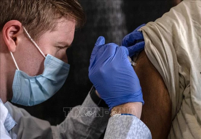 Nhân viên y tế tiêm vaccine ngừa Covid-19 cho người dân tại Detroit, Michigan, Mỹ. (Ảnh: AFP/TTXVN)
