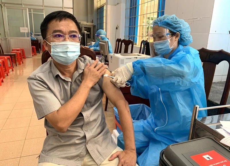 Tỉnh Đắk Lắk đưa chỉ tiêu tiêm chủng vaccine phòng Covid-19 vào tiêu chí đánh giá, xếp loại khen thưởng cuối năm. 