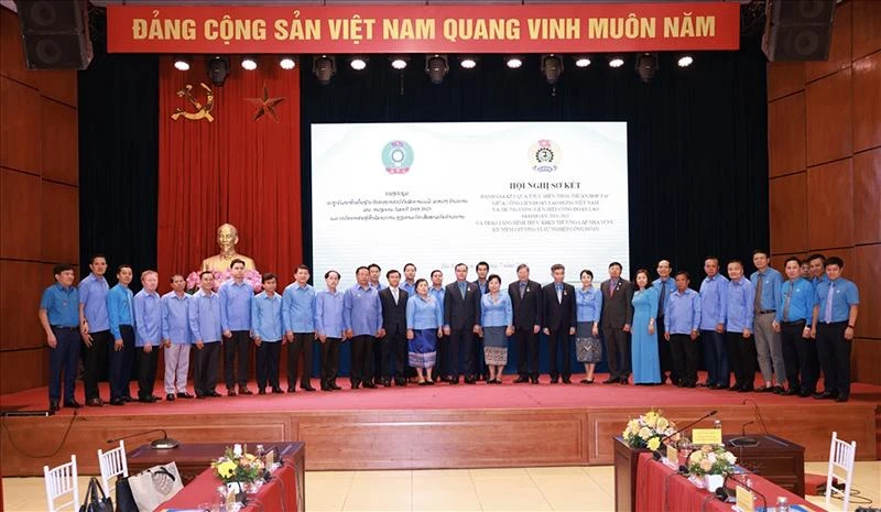 Các đại biểu chụp ảnh lưu niệm.