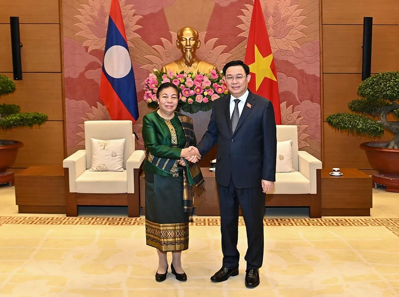 Chủ tịch Quốc hội Vương Đình Huệ vui mừng chào đón đồng chí Sounthon Xayachak, Phó Chủ tịch Quốc hội Lào.