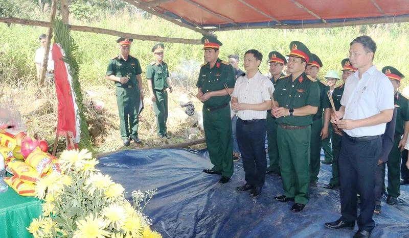 Lãnh đạo UBND tỉnh, huyện Phong Điền và Đảng ủy, Bộ Chỉ huy Quân sự tỉnh Thừa Thiên Huế dâng hương các Anh hùng liệt sĩ.