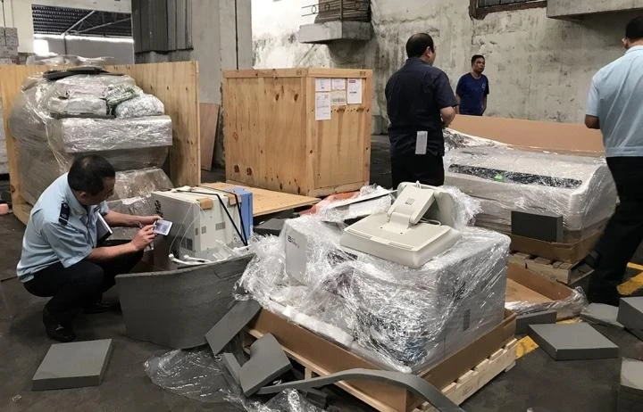 Cơ quan chức năng kiểm tra lô hàng hóa là thiết bị, máy móc cơ giới cũ từ Nhật Bản, Đài Loan. (Ảnh: Cục Hải quan Thành phố Hồ Chí Minh)
