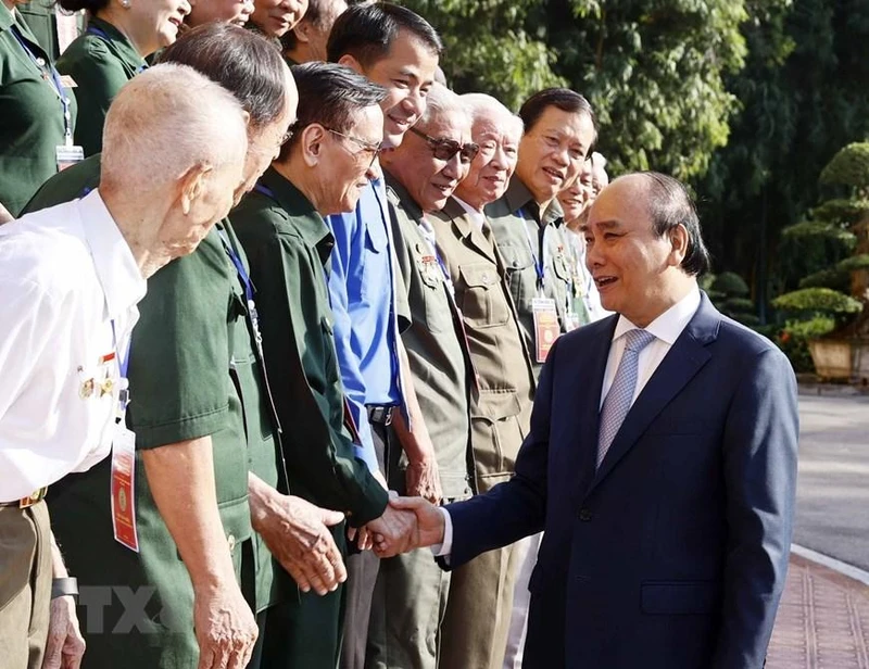 Chủ tịch nước Nguyễn Xuân Phúc gặp mặt thân mật Đoàn đại biểu Hội Cựu thanh niên xung phong. (Ảnh: TTXVN)