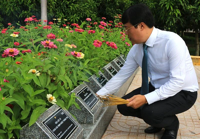 Bí thư Tỉnh ủy Đồng Tháp Lê Quốc Phong thắp nén hương lên phần mộ liệt sĩ tại Nghĩa trang Tam Nông, tỉnh Đồng Tháp.