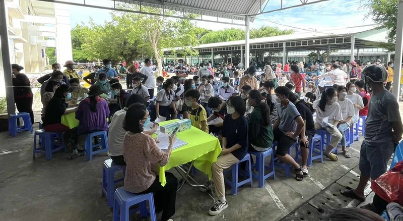 Điểm tiêm vaccine phòng Covid-19 cho trẻ em tại Trường THCS Bình Chánh, huyện Bình Chánh.