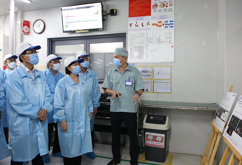 Chủ tịch UBND tỉnh Bắc Ninh Nguyễn Hương Giang tham quan Công ty Cổ phần Manutronics Việt Nam, Khu công nghiệp Tiên Sơn.