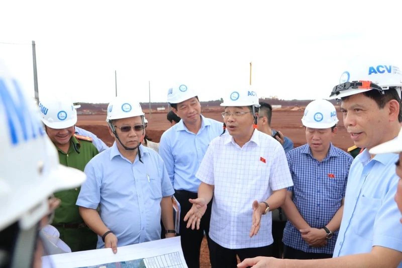 Đoàn Ủy ban Kinh tế của Quốc hội giám sát tiến độ xây dựng sân bay Long Thành.