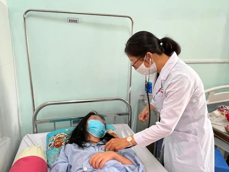 Bệnh nhân mắc sốt xuất huyết đang được điều trị tại Bệnh viện Đa khoa Nguyễn Đình Chiểu.