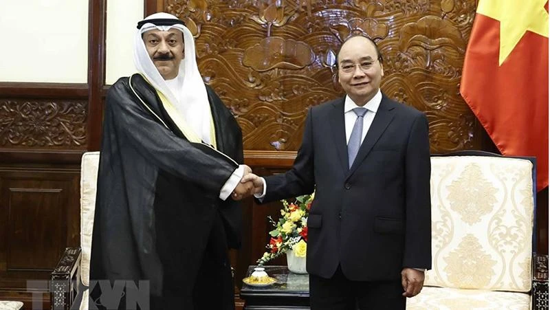 Chủ tịch nước Nguyễn Xuân Phúc và Đại sứ Kuwait Yousef Ashour Al-Sabbagh. (Ảnh: Thống Nhất/TTXVN)