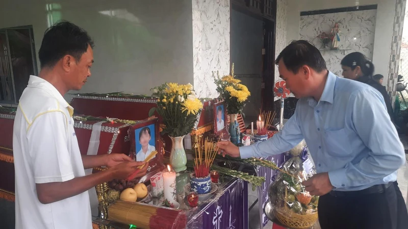 Đồng chí Nguyễn Minh Dũng thăm hỏi động viên gia đình có 2 trẻ bị đuối nước ở xã Long Mỹ, huyện Mang Thít, tỉnh Vĩnh Long.