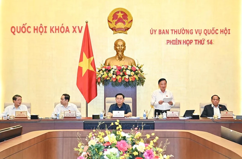 Phó Chủ tịch Quốc hội Nguyễn Khắc Định điều hành nội dung thảo luận tại phiên họp.