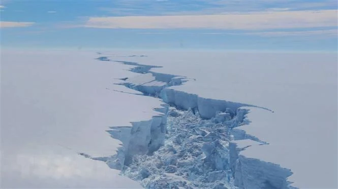 Vết nứt tại thềm băng Larsen C ở Nam Cực. (Ảnh: AFP/TTXVN)