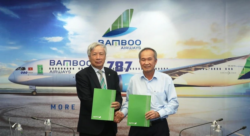Doanh nhân Dương Công Minh (phải) và Chủ tịch Hội đồng Quản trị Bamboo Airways Nguyễn Ngọc Trọng.