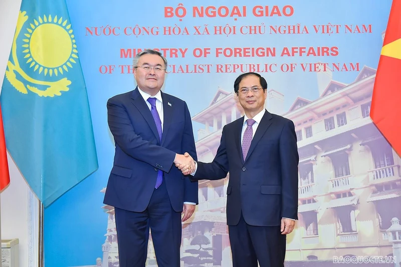 Bộ trưởng Ngoại giao Bùi Thanh Sơn và Phó Thủ tướng, Bộ trưởng Ngoại giao Kazakhstan Mukhtar Tileuberdi. (Ảnh: baoquocte.vn)