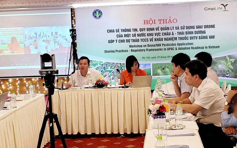 Phó Cục trưởng Cục Bảo vệ thực vật Huỳnh Tấn Đạt (ngoài cùng bên trái) phát biểu tại hội thảo.