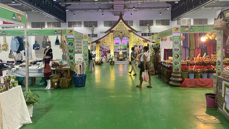 Một số gian hàng trưng bày và bán sản phẩm của Lào tại thủ đô Vientiane. 