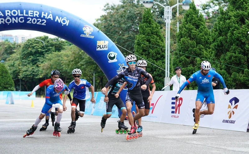 Các vận động viên chuyên nghiệp thi đấu tại Giải đua Roller Hà Nội mở rộng 2022.