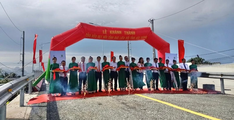 Khánh thành và chính thức đưa vào sử dụng cầu Xẻo Vẹt nối 2 tỉnh Bạc Liêu-Hậu Giang.