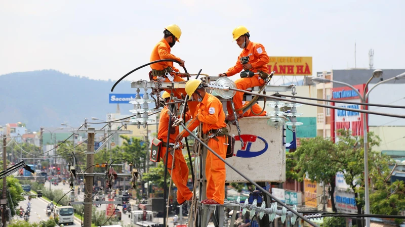Công nhân Điện lực Quảng Nam sửa chữa nóng đường dây không cắt điện.