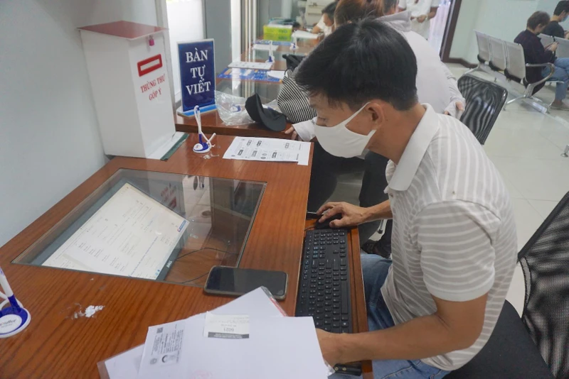 Người dân ứng dụng công nghệ thông tin giải quyết hồ sơ tại Trung tâm hành chính thành phố Đà Nẵng.