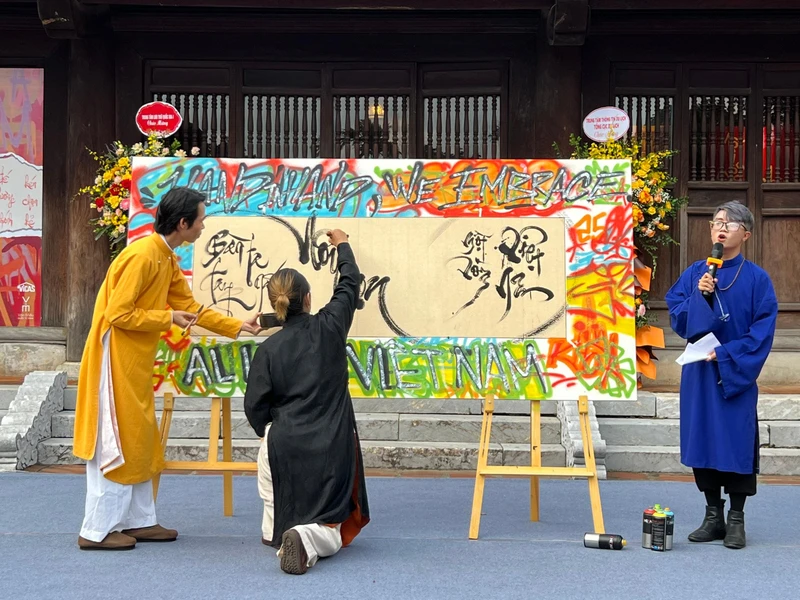 Các nghệ sĩ graffiti và các nhà thư pháp bên tác phẩm chung được trình diễn ngay tại lễ khai mạc.