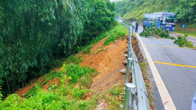 Mưa lũ gây sạt lở nhiều tuyến giao thông trên địa bàn tỉnh Phú Thọ.