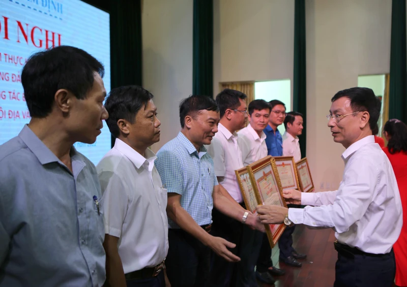 Chủ tịch UBND tỉnh Nam Định Phạm Đình Nghị tặng Bằng khen cho 6 tập thể và 9 cá nhân có thành tích xuất sắc trong công tác bảo đảm an toàn giao thông.