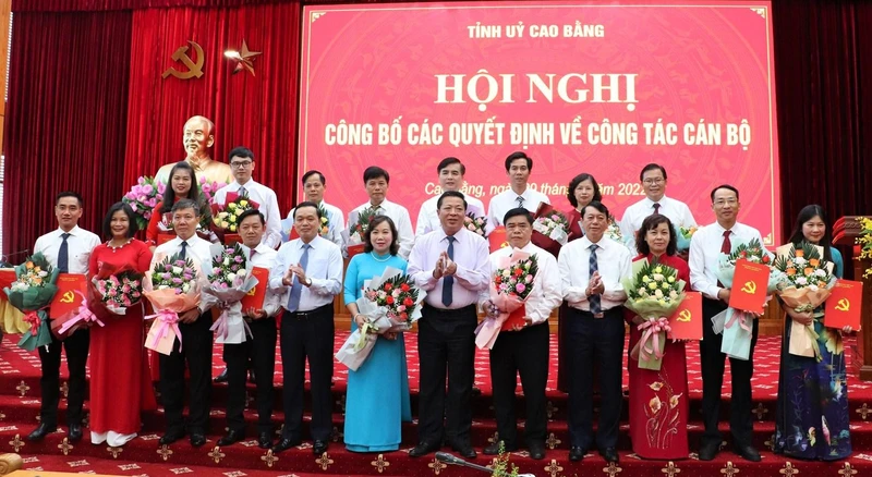Các đồng chí Thường trực Tỉnh ủy Cao Bằng trao quyết định và tặng hoa chúc mừng các đồng chí được điều động, luân chuyển và bổ nhiệm.