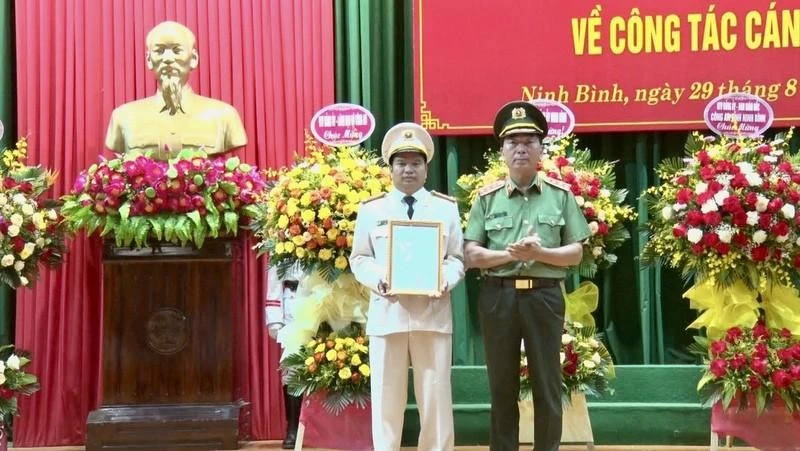 Trao quyết định bổ nhiệm Giám đốc Công an tỉnh Ninh Bình. 