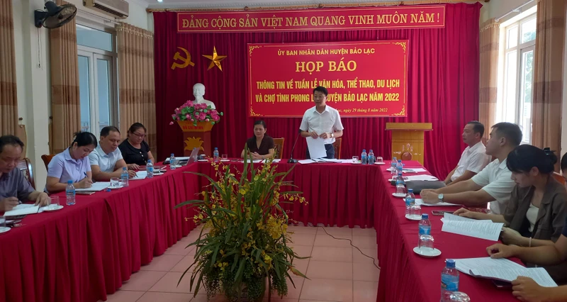 Lãnh đạo UBND huyện Bảo Lạc cung cấp thông tin cho cơ quan báo chí.