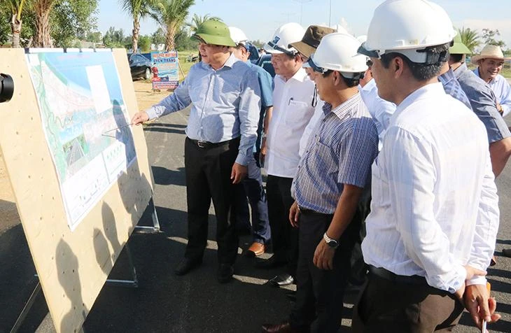 Bí thư Tỉnh ủy Phan Việt Cường kiểm tra tiến độ thi công tuyến đường nối từ Hội An đến Chu Lai.
