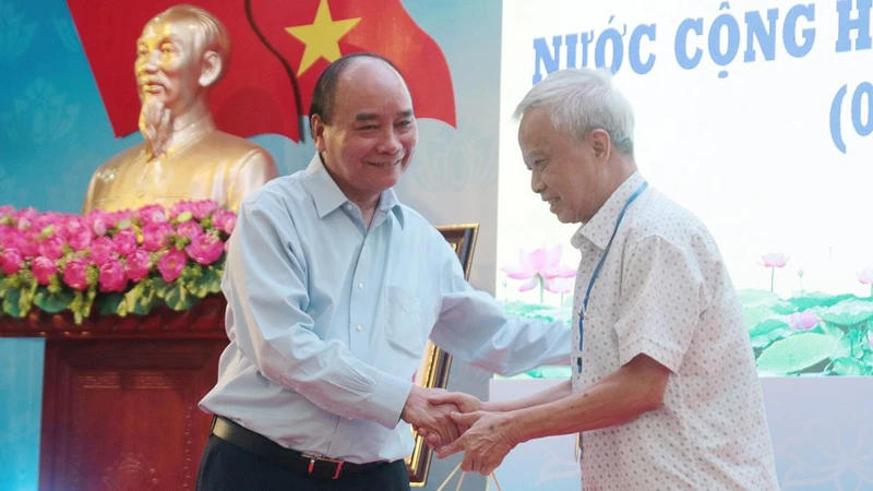 Chủ tịch nước Nguyễn Xuân Phúc tặng quà cán bộ hưu trí.