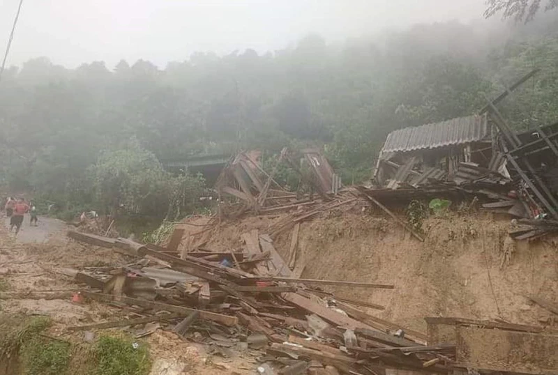 Nhà dân tại xã Bảo Nam bị sập và hư hại do mưa lũ. 