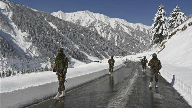 Binh sĩ Ấn Độ tuần tra gần khu vực Ladakh, ngày 28/2/2021. (Ảnh: AFP/TTXVN)