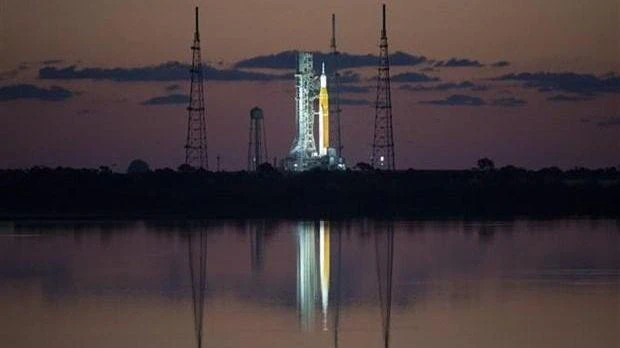 Hệ thống phóng không gian (SLS) mang theo tàu vũ trụ Orion tại bệ phóng 39B ở căn cứ Cape Canaveral, bang Florida (Mỹ), ngày 4/4/2022. (Ảnh: AFP/TTXVN)